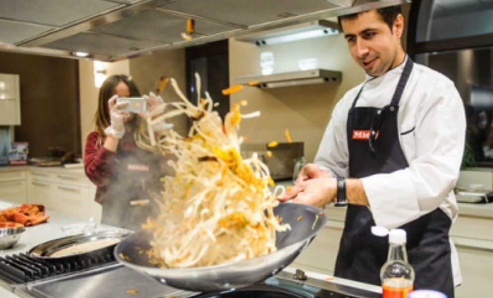 เชฟมืออาชีพกำลังเตรียมอาหารมื้อพิเศษ